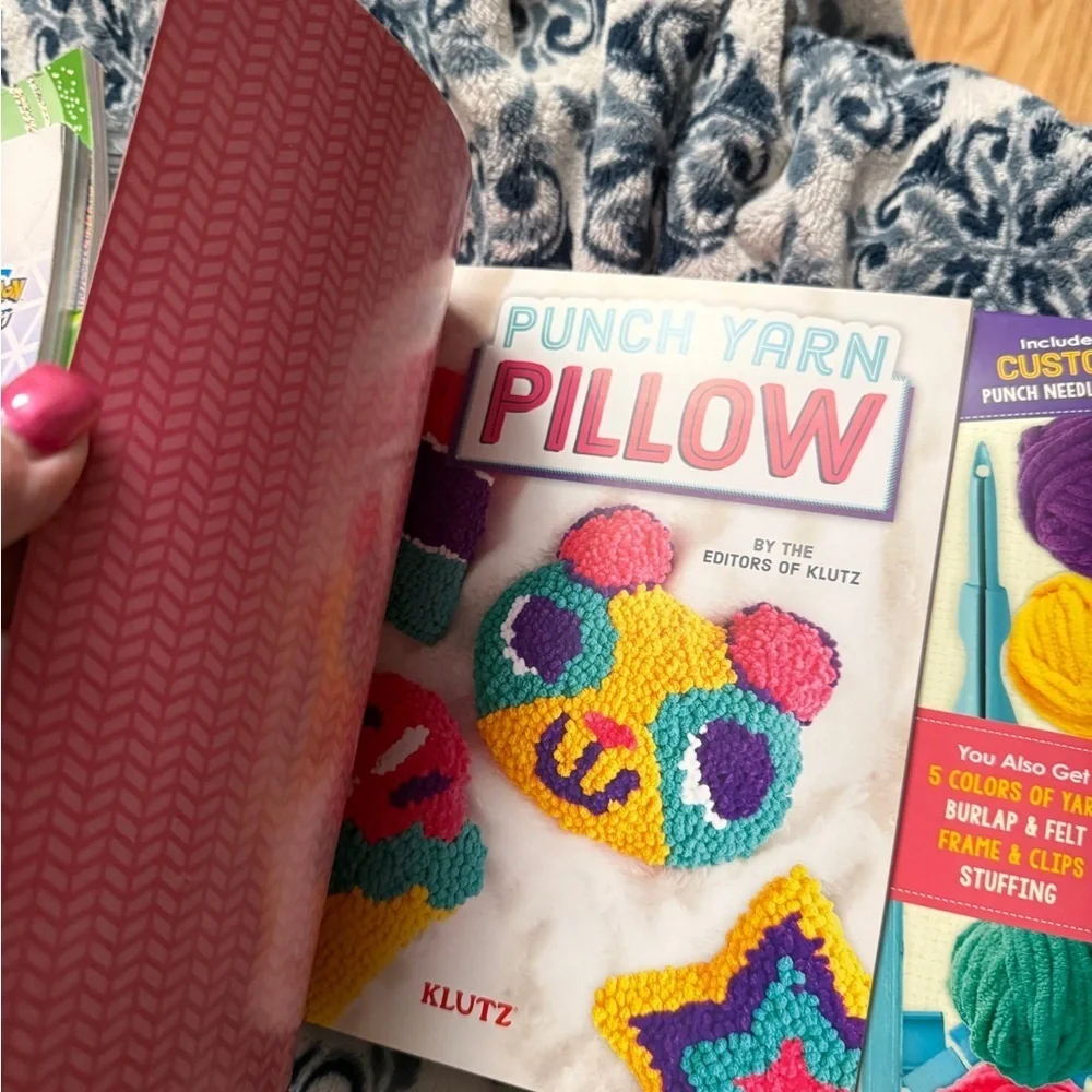 Klutz Punch Yarn Pillow Kit - New
